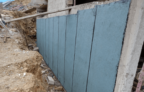 Application d’un système d’étanchéité sur un mur enterré